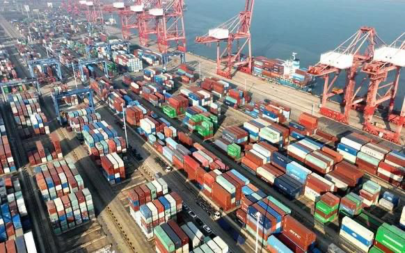 Vista aérea de contêineres e guindastes no Terminal do Porto de Lianyungang, na China